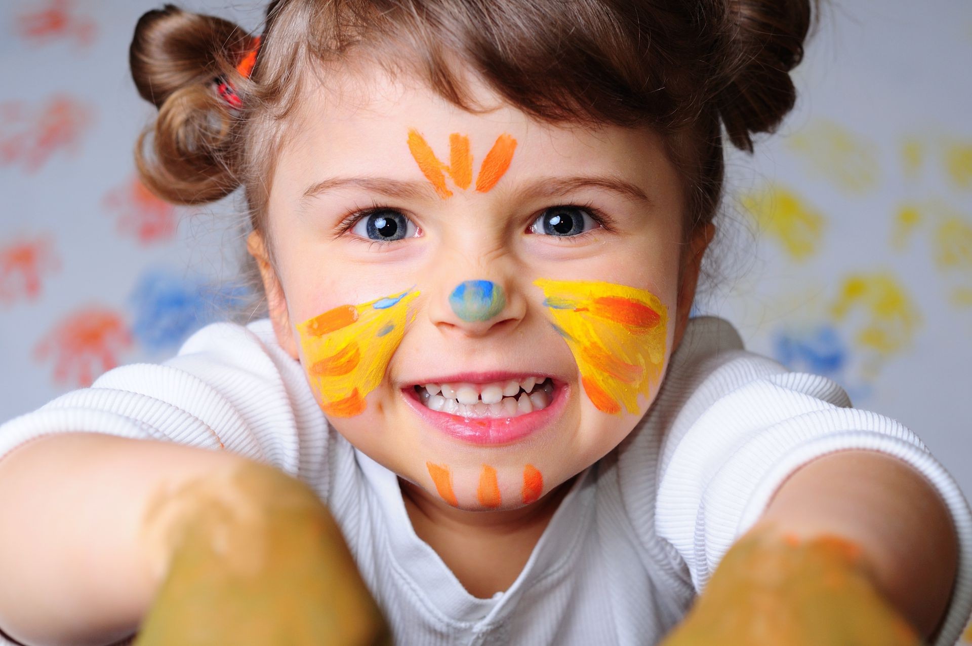 ridere bambini bambino carino poco piacere felicità ragazza gioia uno innocenza ritratto faccia piacere bella bambino vacanza donna