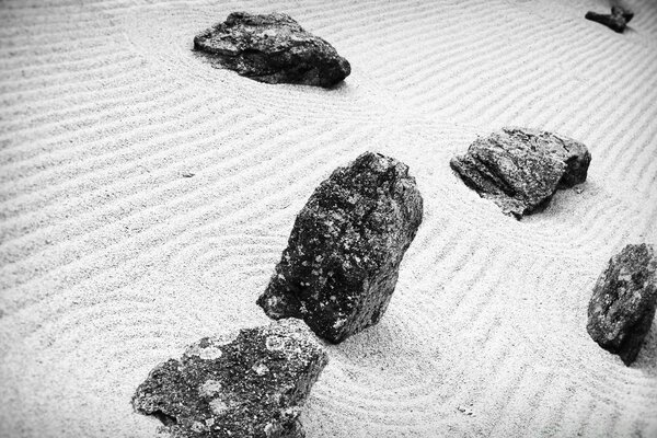 Große Steine im Sand