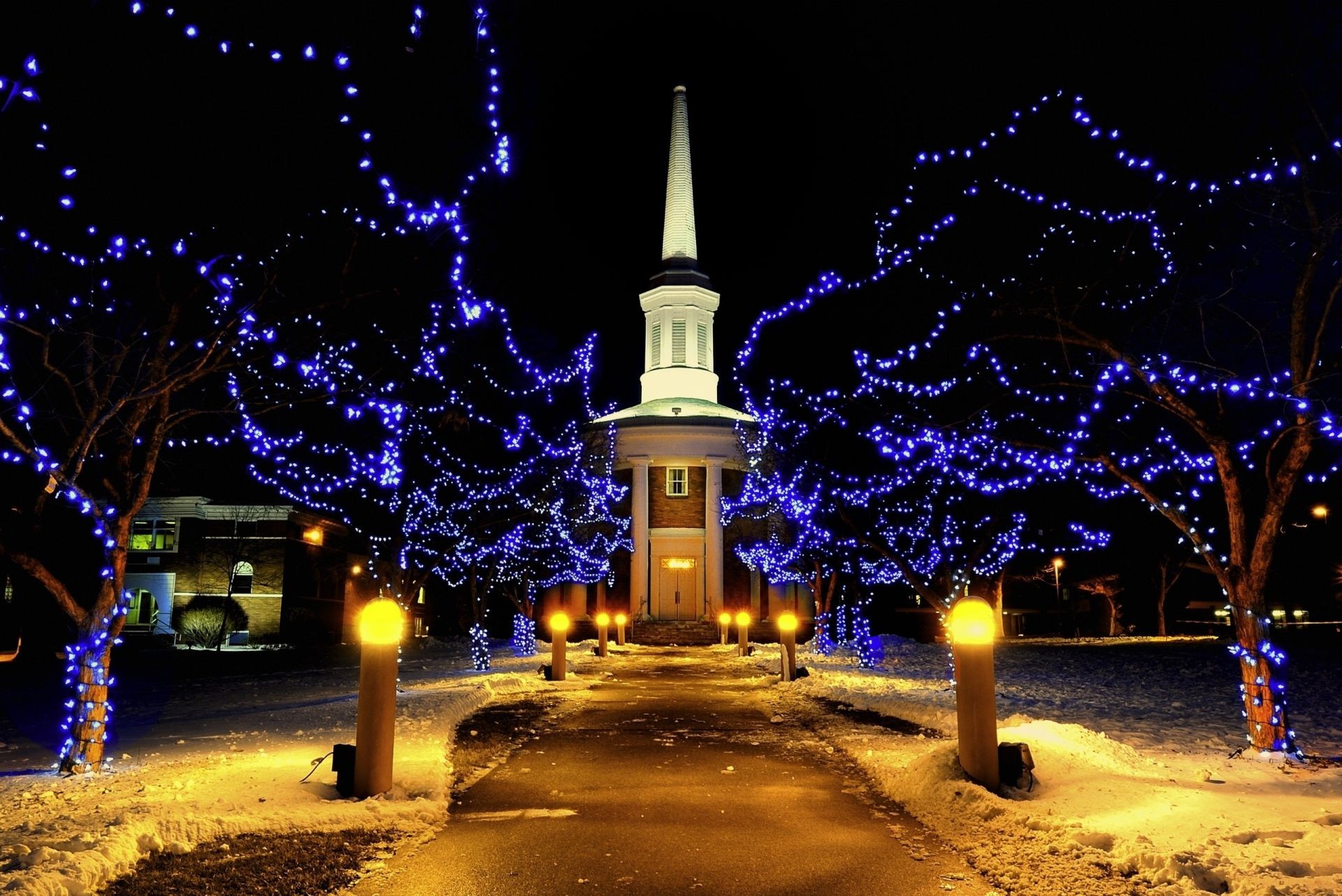 neujahr licht weihnachten feiertag abend hintergrundbeleuchtung winter dämmerung straße stadt reisen architektur religion baum haus laterne himmel szene