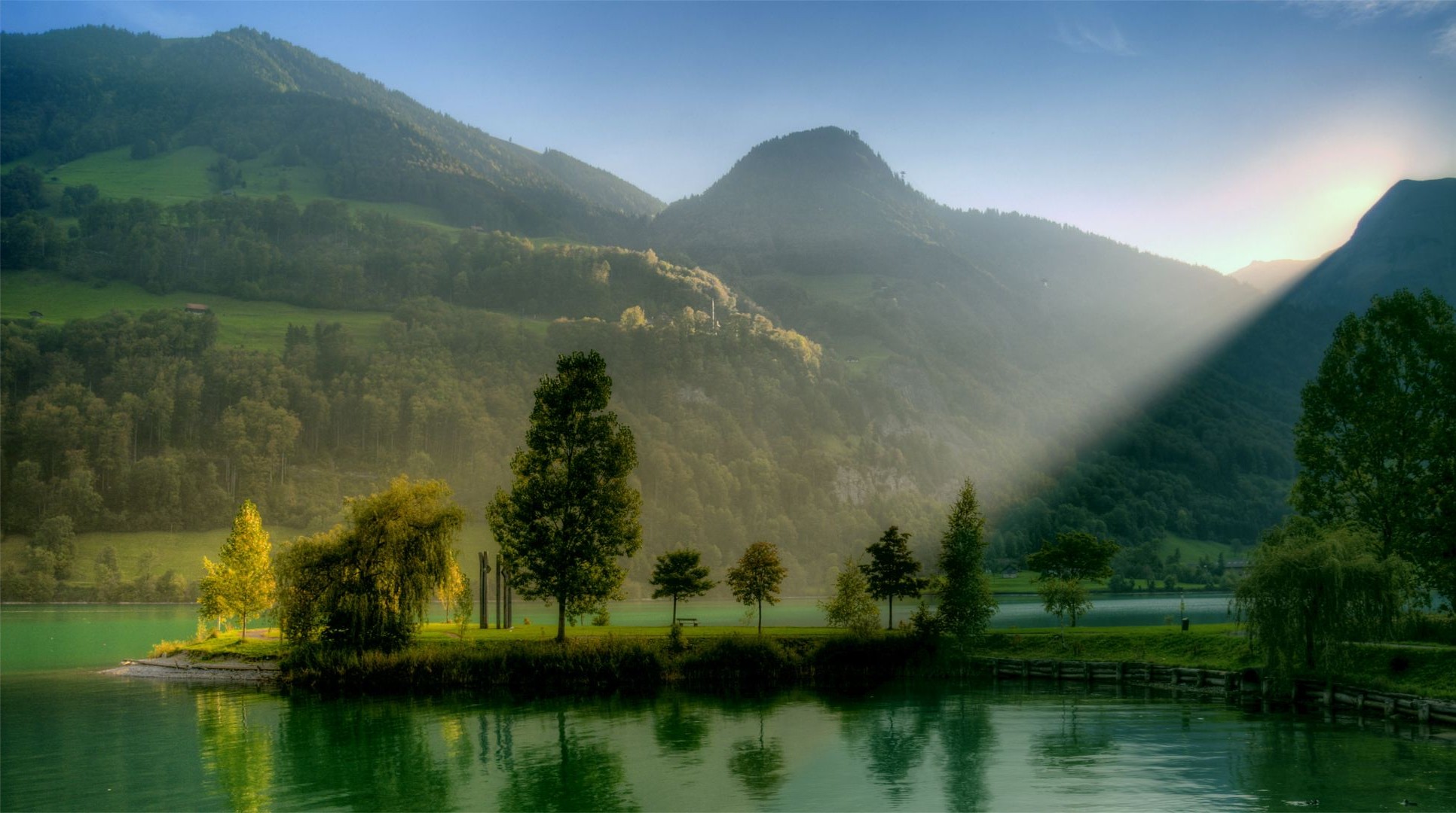 ríos estanques y arroyos estanques y arroyos lago agua paisaje naturaleza montañas árbol viajes al aire libre niebla río madera reflexión amanecer cielo puesta de sol verano escénico niebla luz del día