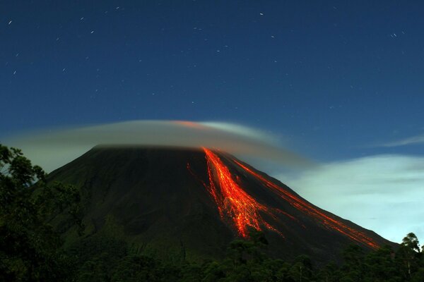 Volcán en llamas en el fondo del cielo lunar