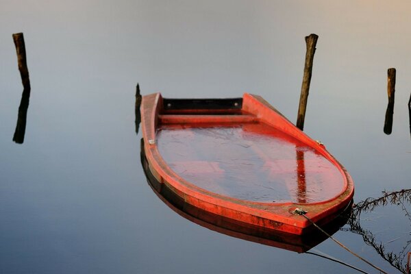 Rotes Boot sank im See