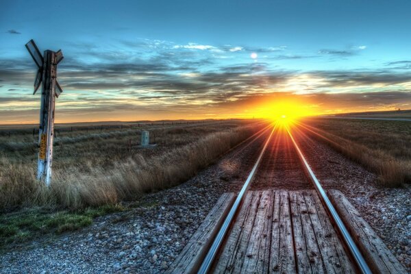 Die Eisenbahn fährt in den Sonnenuntergang