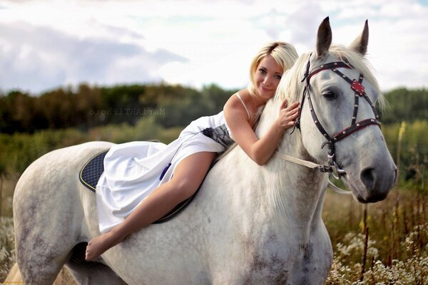 Donna che cavalca un cavallo bianco