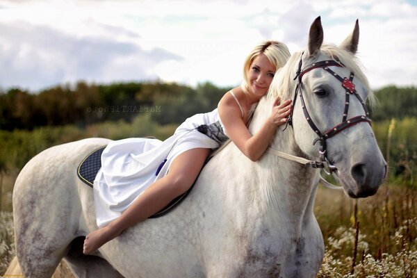 一个女人骑着一匹白马