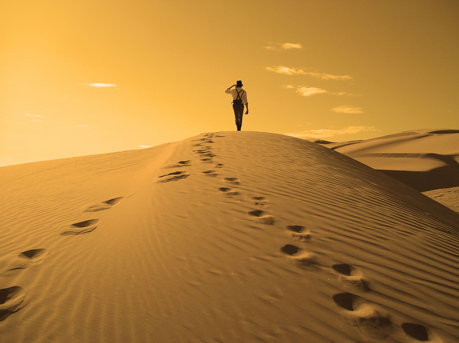 homens pegada areia deserto duna praia aventura sozinho estéril viajar solidão sombra apoio para os pés amanhecer pôr do sol paisagem sol luz do dia quente