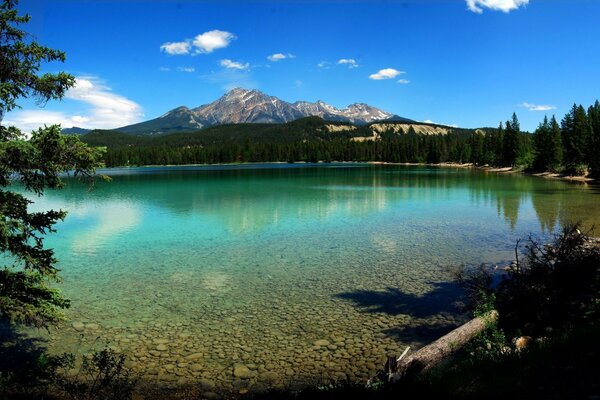 Lago de agua clara y montañas