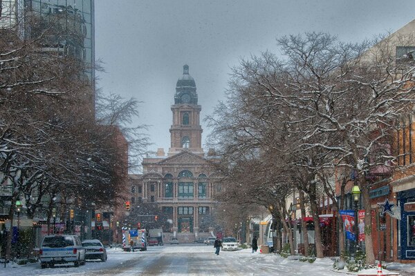 City streets on the eve of snowfall