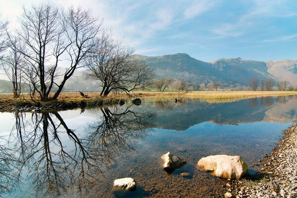 Landschaft von Bergen und Steinen am Wasser