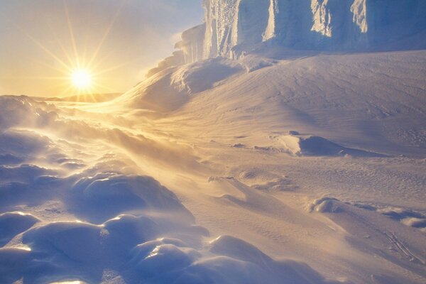 Schöne verschneite hohe Berge