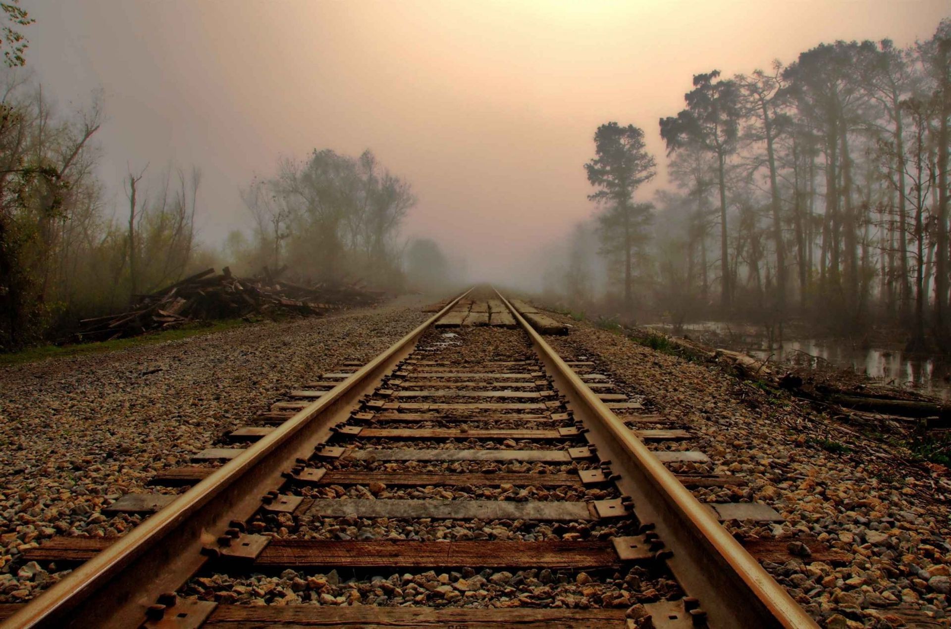 route chemin de fer train piste guide système de transport brouillard voyage lumière perspective à l extérieur coucher de soleil paysage ciel bois