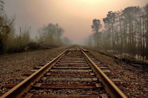 Eine einsame Eisenbahn im Nebel