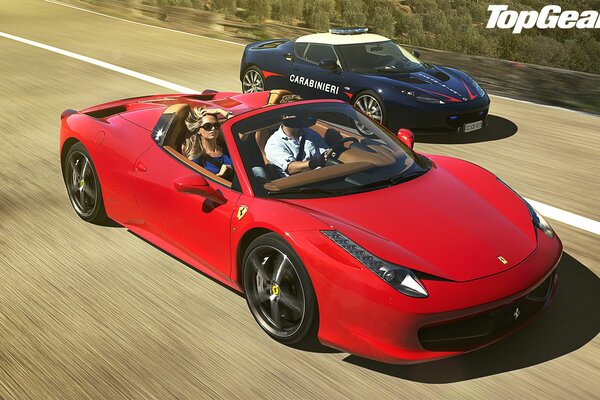 Coche deportivo rojo y azul