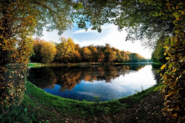 Jesienny krajobraz nad brzegiem rzeki