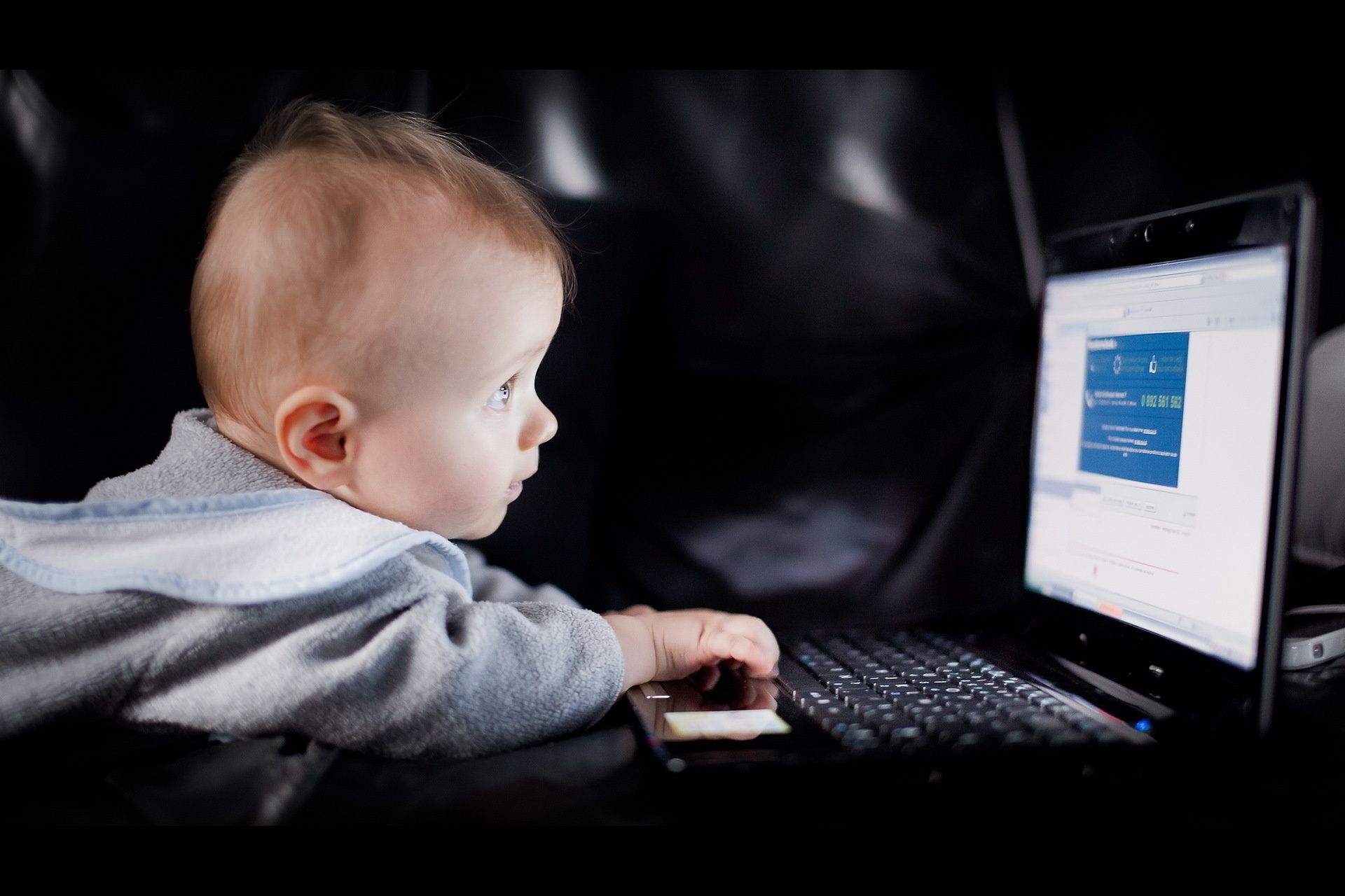 babys kind computer allein drinnen technologie internet kind porträt