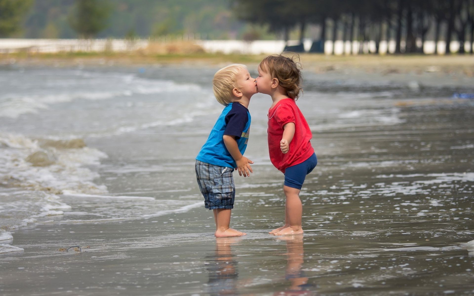 bambini all aperto bambino acqua spiaggia divertimento estate mare vacanze mare stare insieme famiglia all aperto sabbia viaggi amore due ragazzo poco vacanza oceano natura