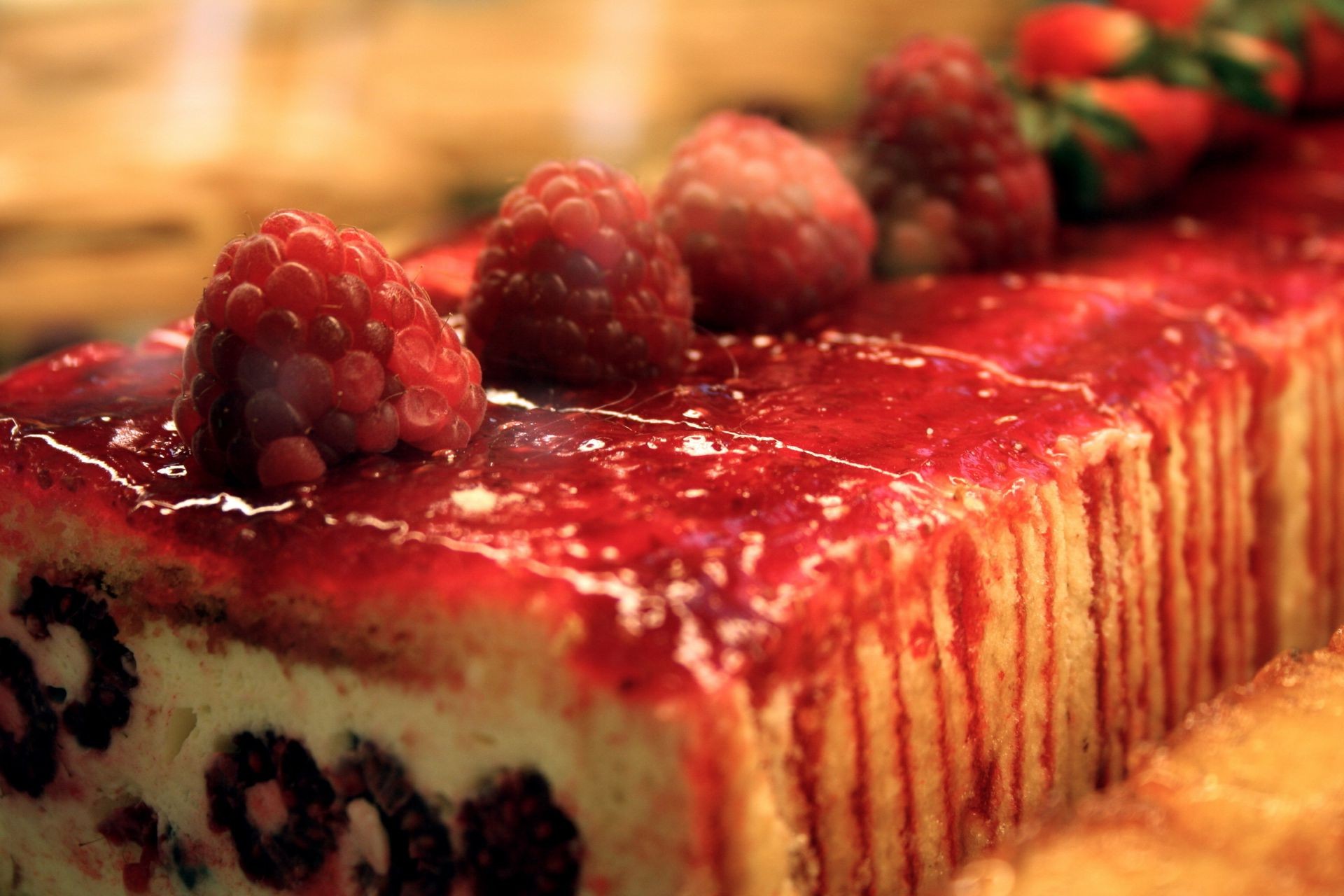 comida e bebida doce comida delicioso bolo frutas baga açúcar morango chocolate pastelaria creme framboesas café da manhã torta padaria delicioso suculento geléia refresco