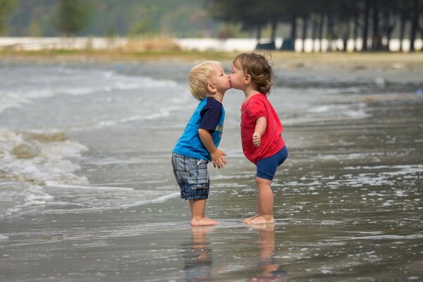 Il bacio innocente dei bambini piccoli