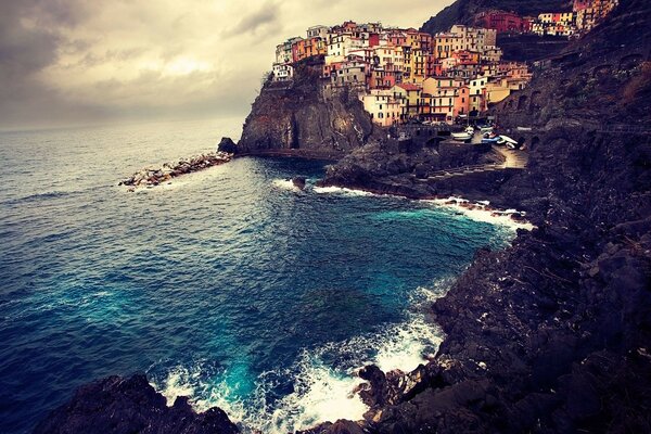 Maisons sur un rocher près de la mer bleue