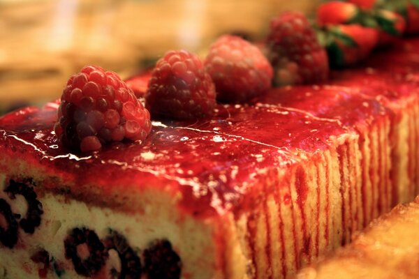 Süßes Stück Kuchen auf dem Tisch