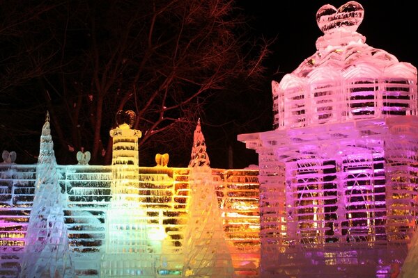 Illuminazione incredibilmente bella degli edifici di notte