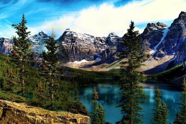 Красивый горы и голубах вода