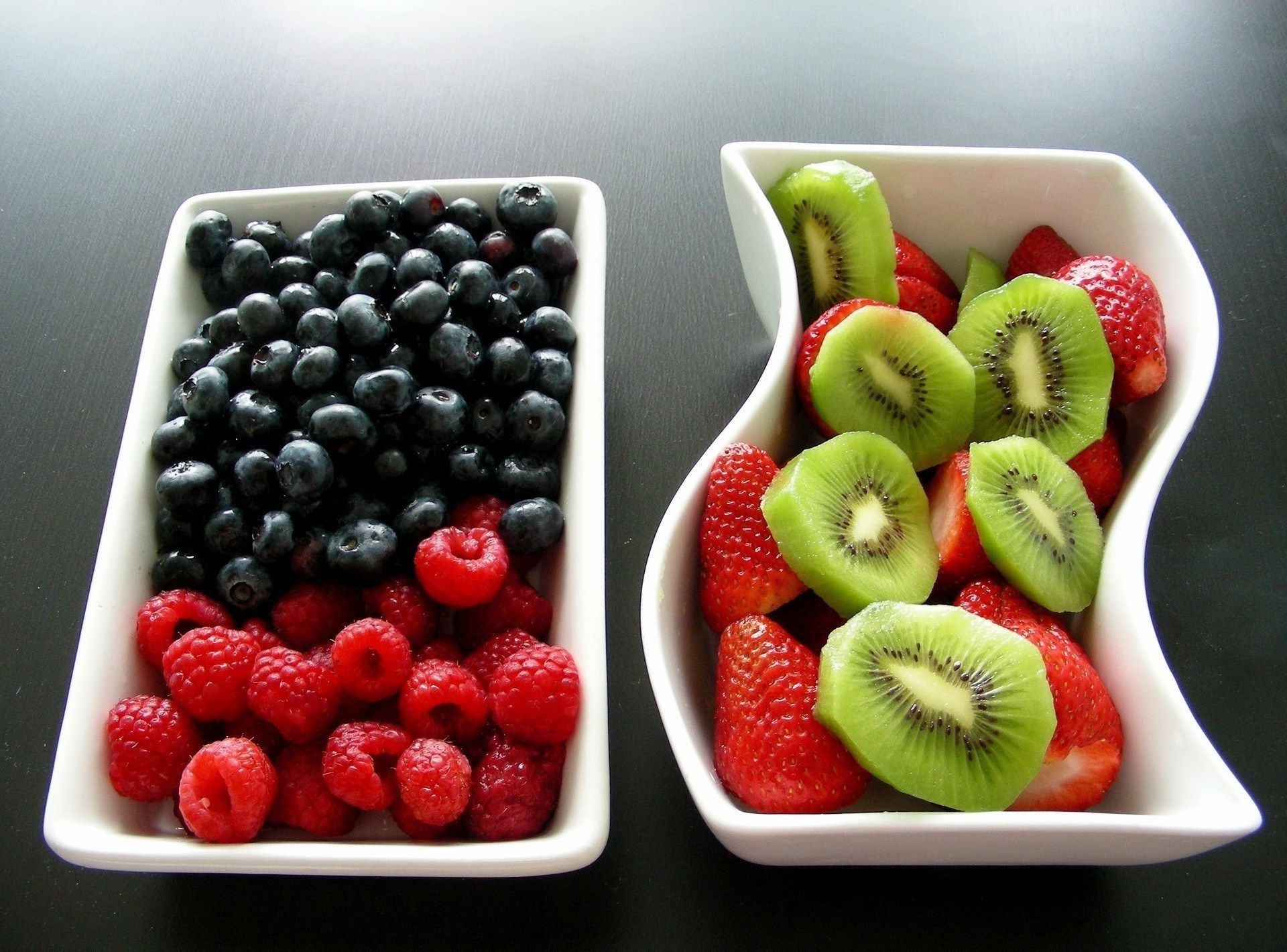 essen & trinken obst beere essen wachsen erdbeere süß gesundheit saftig lecker essen gesund schüssel himbeere blaubeere diät