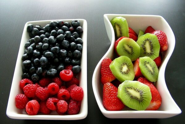 Fruta madura y jugosa en un plato