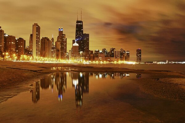 The metropolis is reflected in the water at sunset