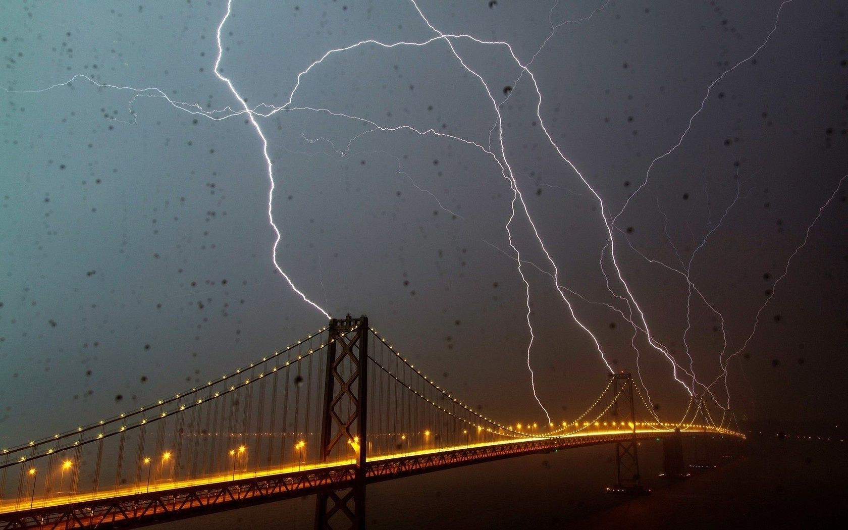 blitz brücke sturm abend licht dunkel himmel transportsystem donner regen reisen stadt autobahn gewitter wasser straße not verbindung auto