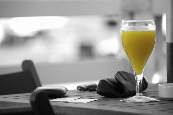 Verre avec une boisson au bar