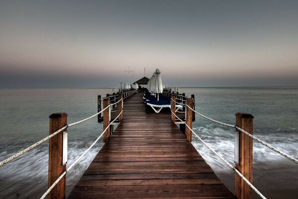 Schöner langer Pier am Meer