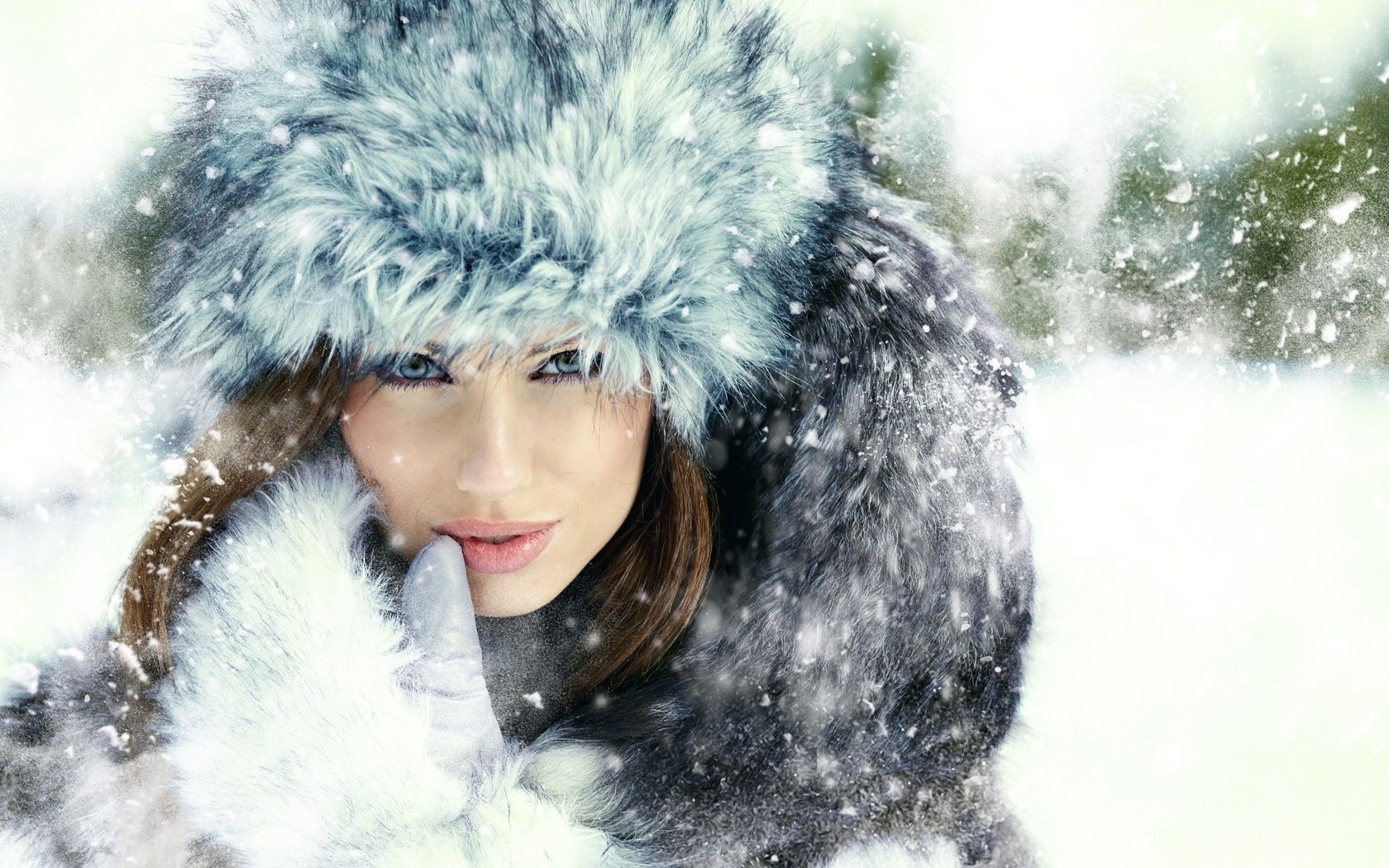 cara y sonrisa invierno frío retrato nieve moda solo mujer escarcha hermosa adulto cubierta piel