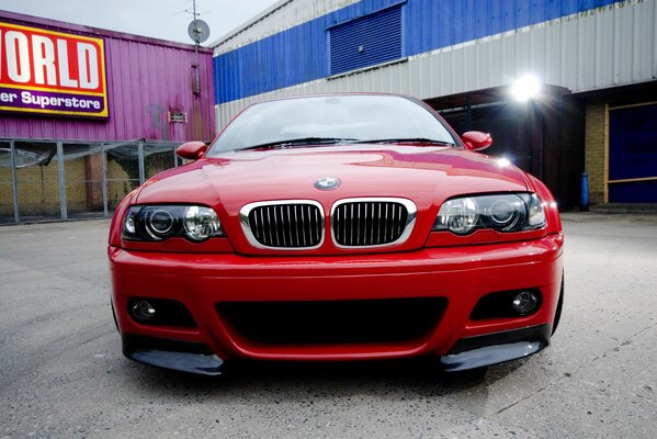 Voiture rouge sur fond de service