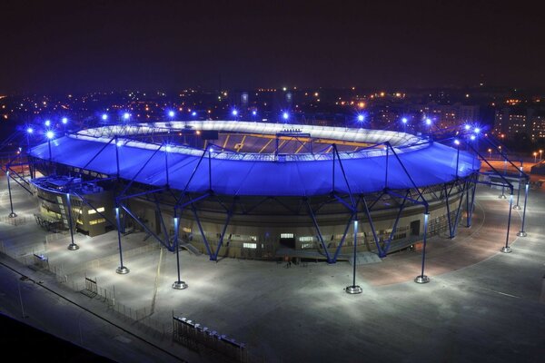 Stade sportif éclairé par des lanternes bleues