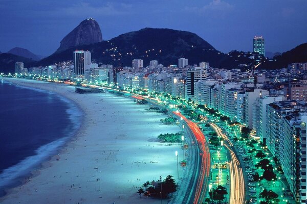 La encantadora ciudad se encuentra en la costa junto al mar