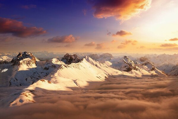 Montagnes enneigées et coucher de soleil