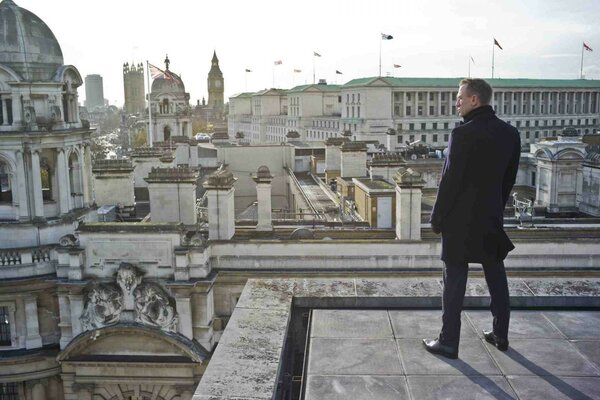 Uomo sullo sfondo di una città grigia