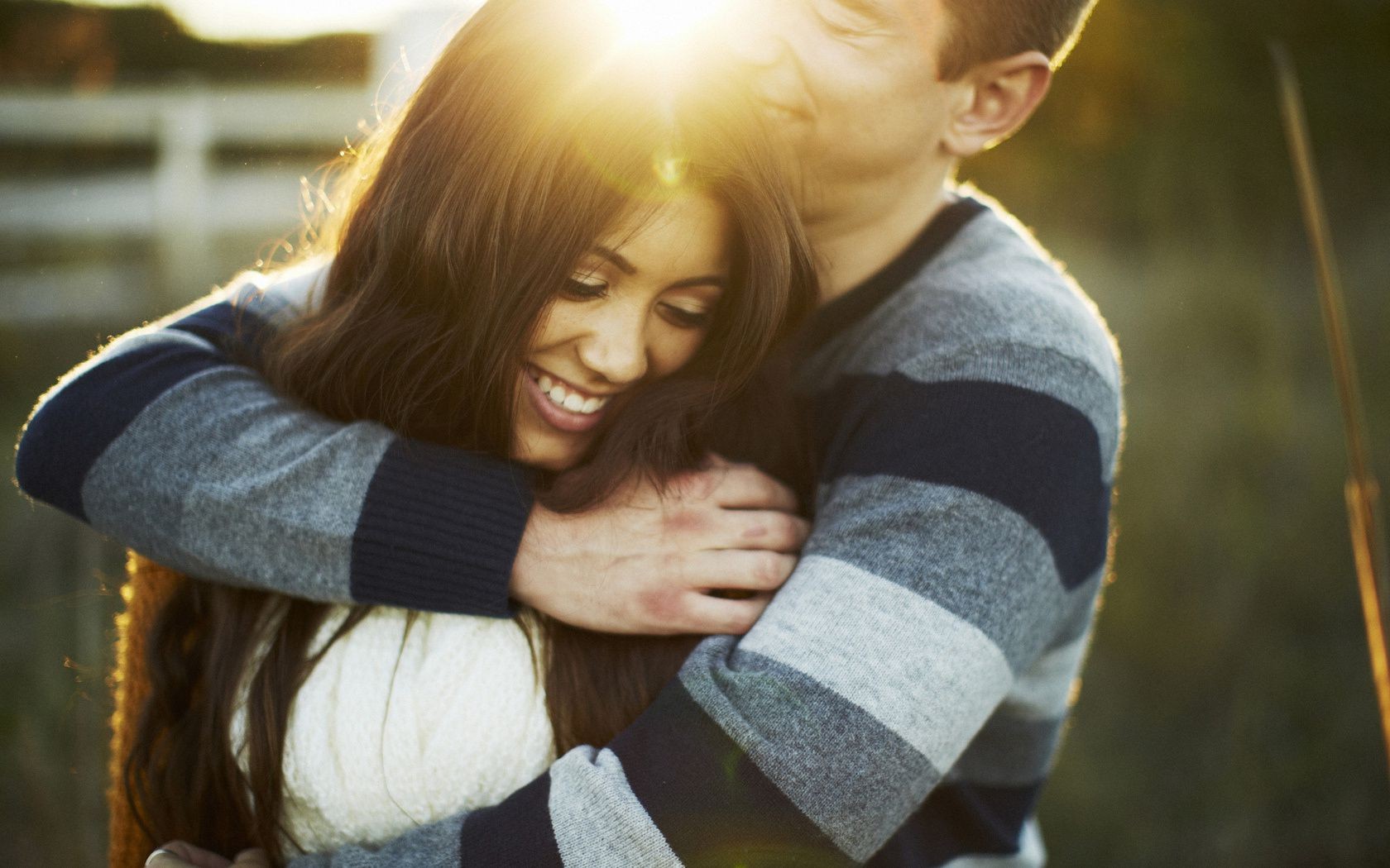 coppie innamorate bambino donna due all aperto adulto autunno ragazza ritratto indossare stare insieme felicità amore gioventù famiglia amore divertimento parco maglione uomo