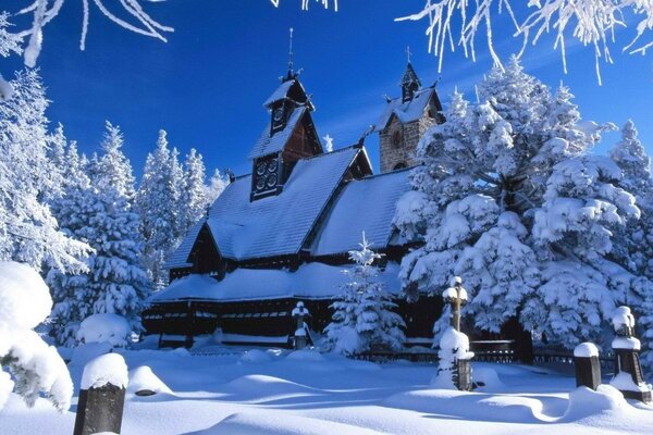 Verschneite Landschaft das Haus ist ganz im Schnee