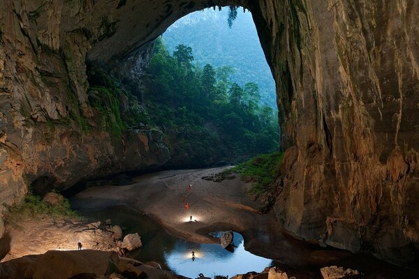 Cueva en la noche. Agua y naturaleza