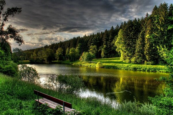 Ein Geschäft am Teich. Landschaft der Natur