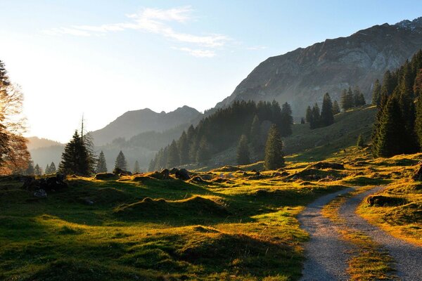 Sulla strada per le montagne si apre un paesaggio straordinario