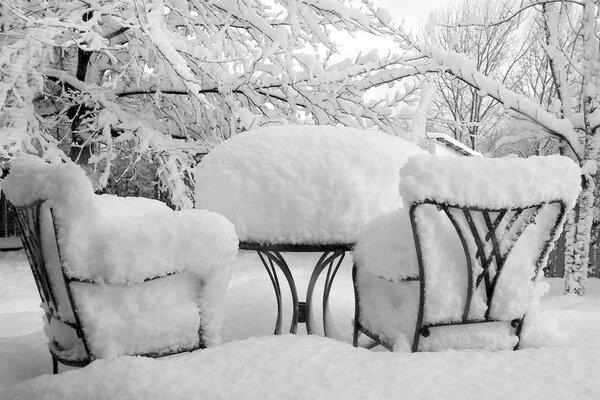 Meble ogrodowe w zaspach śnieżnych