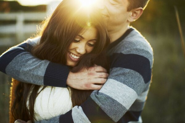 Abraza a la pareja al aire libre