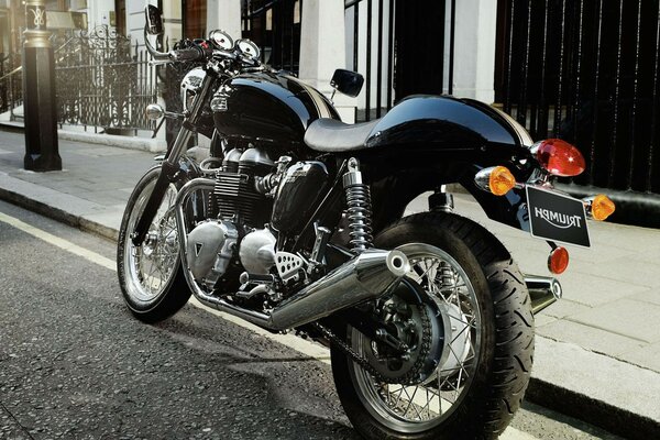 Moto bleue sur le bord de la route