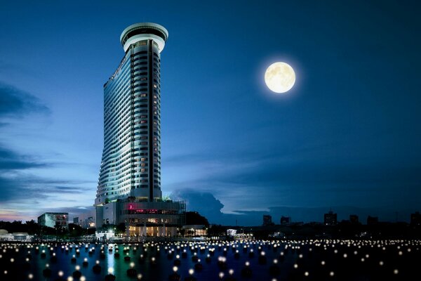 Rascacielos de la ciudad en el fondo de la Luna llena