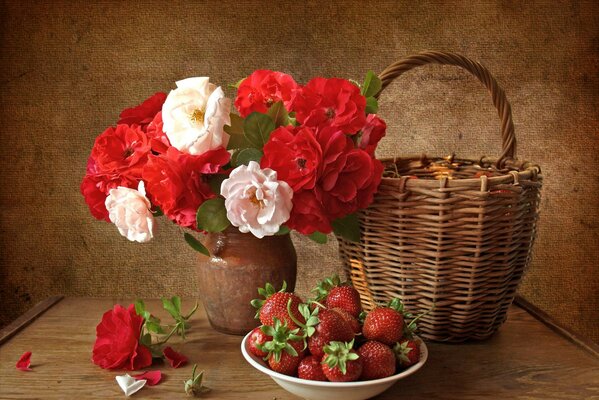 Bouquet de fleurs dans un vase. Nature morte. Baies