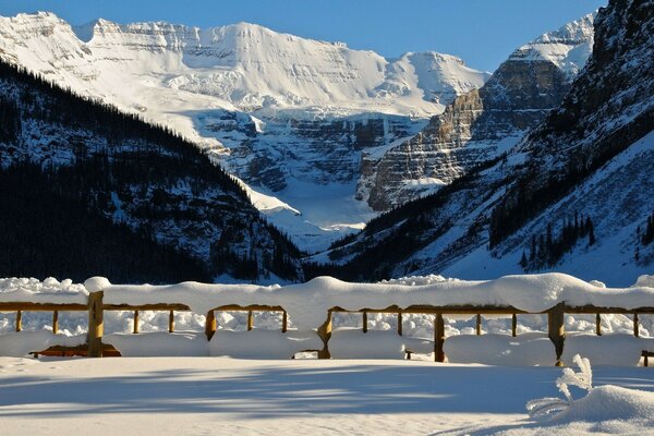 Blick auf Schnee und Berge im Winter