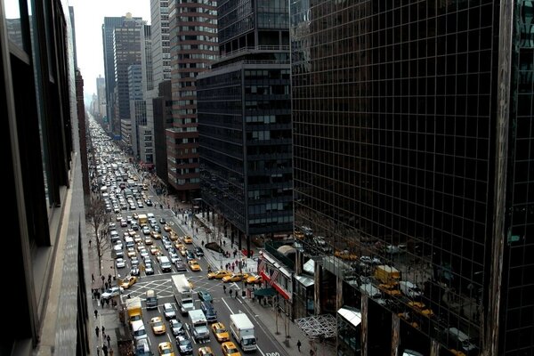 Calle de una gran metrópoli vista desde arriba